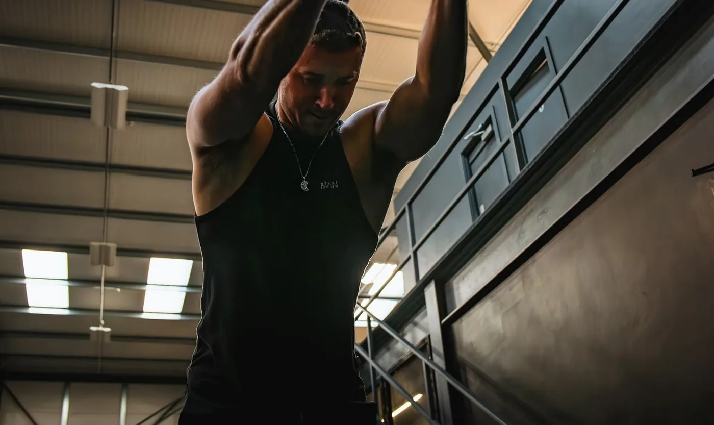 Alumno realizando un ejercicio en suspensión durante una sesión de entrenamiento personal en Bodylab, San Sebastián de los Reyes