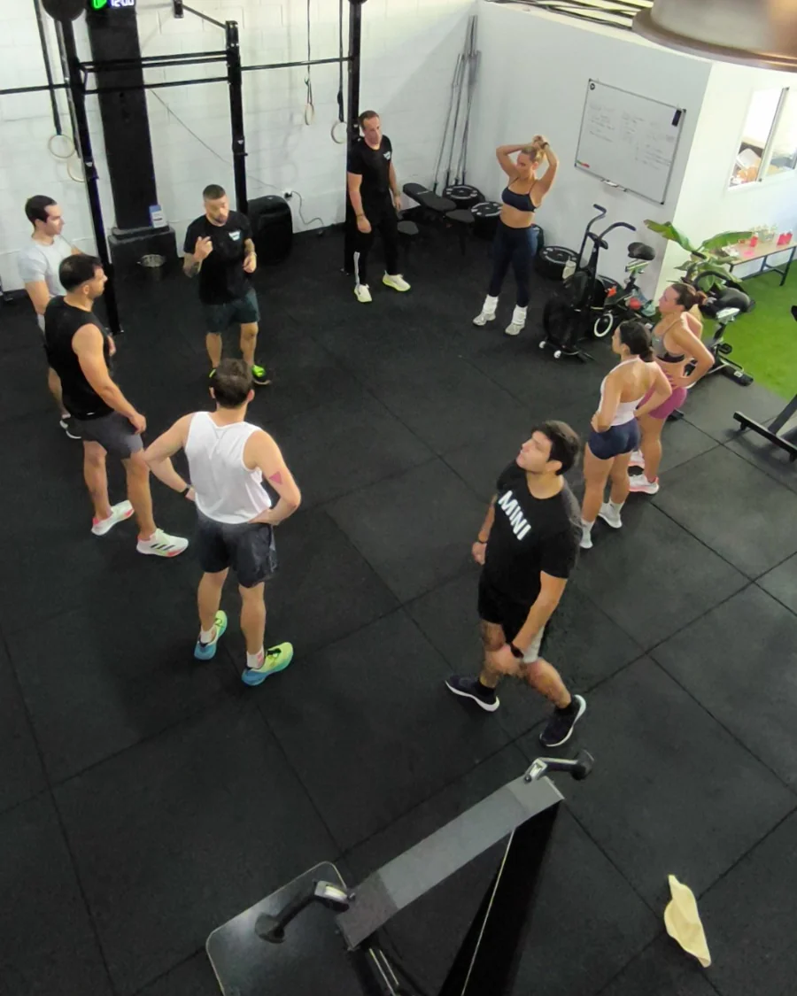 Grupo de alumnos reunidos en la zona de entrenamiento de Bodylab, vista desde arriba, San Sebastián de los Reyes