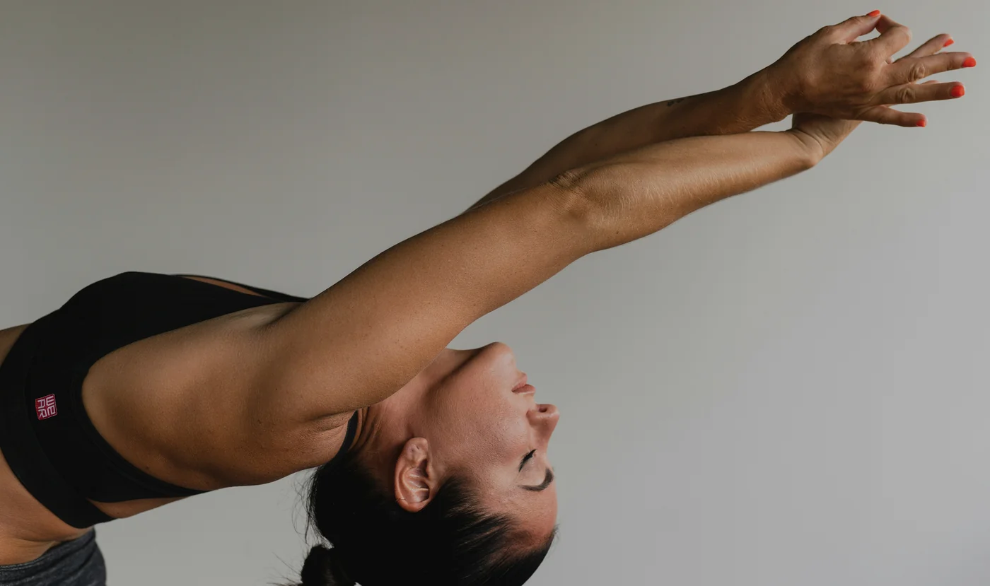 Alumna en postura de yoga sobre una esterilla en Bodylab